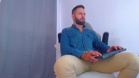 Snapshot of oliverdrew1 chatting on December 8, 7:11 pm oliver online show from December 8, 7:11 pm