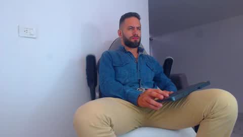 Snapshot of oliverdrew1 chatting on March 7, 8:55 pm oliver online show from March 7, 8:55 pm