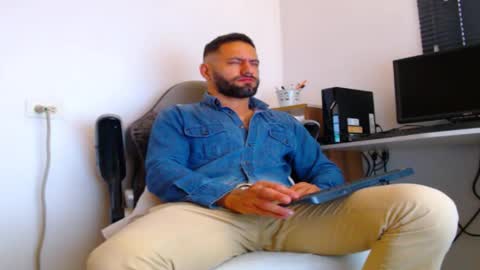 oliver online show from December 20, 6:15 pm