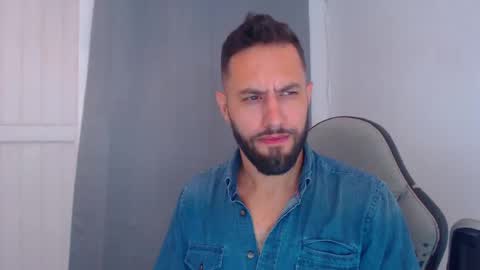 Snapshot of oliverdrew1 chatting on December 17, 11:16 pm oliver online show from December 17, 11:16 pm