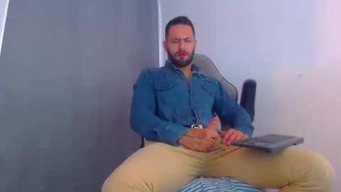 Snapshot of oliverdrew1 chatting on December 30, 6:05 pm oliver online show from December 30, 6:05 pm