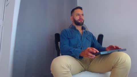 Snapshot of oliverdrew1 chatting on January 30, 1:44 am oliver online show from January 30, 1:44 am