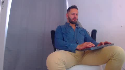 Snapshot of oliverdrew1 chatting on January 5, 6:35 pm oliver online show from January 5, 6:35 pm