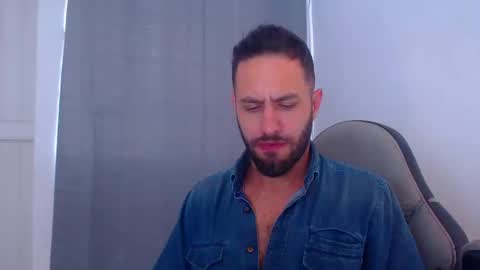 Snapshot of oliverdrew1 chatting on December 28, 6:08 pm oliver online show from December 28, 6:08 pm