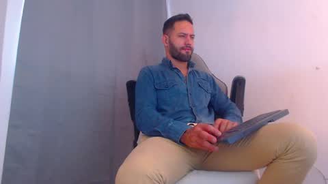 Snapshot of oliverdrew1 chatting on January 2, 8:13 pm oliver online show from January 2, 8:13 pm