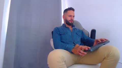 Snapshot of oliverdrew1 chatting on December 13, 7:21 pm oliver online show from December 13, 7:21 pm