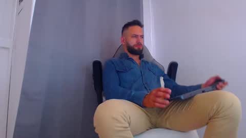 Snapshot of oliverdrew1 chatting on February 12, 8:29 pm oliver online show from February 12, 8:29 pm