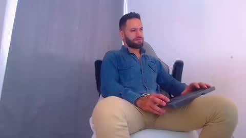 Snapshot of oliverdrew1 chatting on December 31, 4:46 pm oliver online show from December 31, 4:46 pm