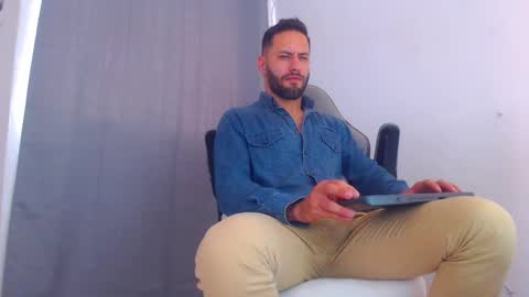 Snapshot of oliverdrew1 chatting on January 7, 7:17 pm oliver online show from January 7, 7:17 pm