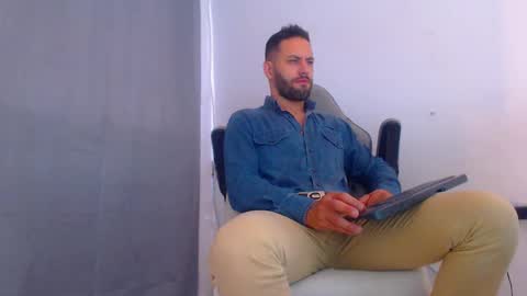 Snapshot of oliverdrew1 chatting on December 25, 8:07 pm oliver online show from December 25, 8:07 pm