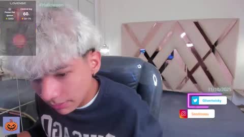 Snapshot of olivertwinky_ chatting on October 25, 1:35 pm Oliver online show from October 25, 1:35 pm