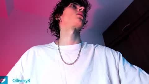 Snapshot of olliver___y chatting on February 14, 4:15 am     online show from February 14, 4:15 am
