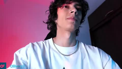 Snapshot of olliver___y chatting on February 23, 4:44 am     online show from February 23, 4:44 am