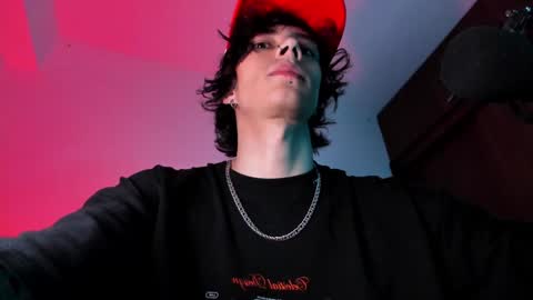 Snapshot of olliver___y chatting on January 21, 4:11 am     online show from January 21, 4:11 am