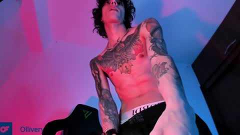 Snapshot of olliver___y chatting on December 13, 4:11 am     online show from December 13, 4:11 am