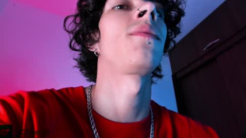 Snapshot of olliver___y chatting on January 4, 4:23 am     online show from January 4, 4:23 am