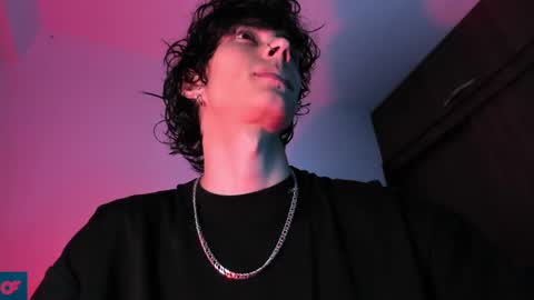 Snapshot of olliver___y chatting on February 16, 12:43 am     online show from February 16, 12:43 am