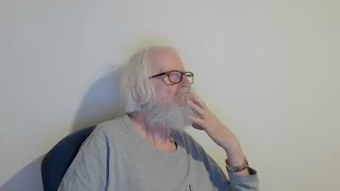 Snapshot of onanister chatting on September 13, 8:10 pm Somewhere over the rainbow online show from September 13, 8:10 pm