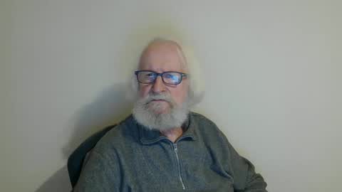 Snapshot of onanister chatting on February 5, 8:35 pm Somewhere over the rainbow online show from February 5, 8:35 pm