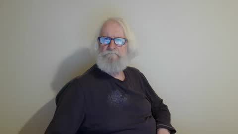 Snapshot of onanister chatting on March 6, 10:04 pm Somewhere over the rainbow online show from March 6, 10:04 pm