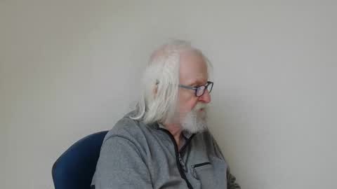 Snapshot of onanister chatting on January 4, 8:06 am Somewhere over the rainbow online show from January 4, 8:06 am