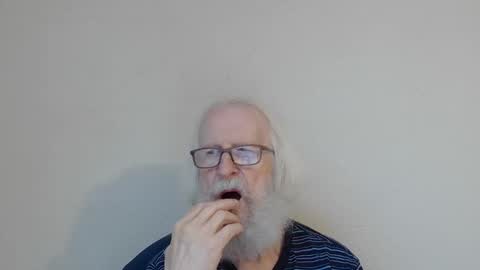 Snapshot of onanister chatting on October 14, 7:04 am Somewhere over the rainbow online show from October 14, 7:04 am