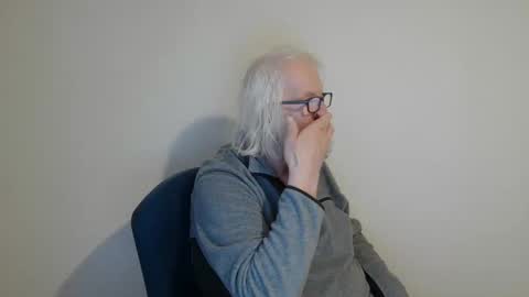 Snapshot of onanister chatting on January 5, 7:38 am Somewhere over the rainbow online show from January 5, 7:38 am