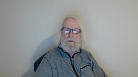 Snapshot of onanister chatting on December 29, 9:20 pm Somewhere over the rainbow online show from December 29, 9:20 pm