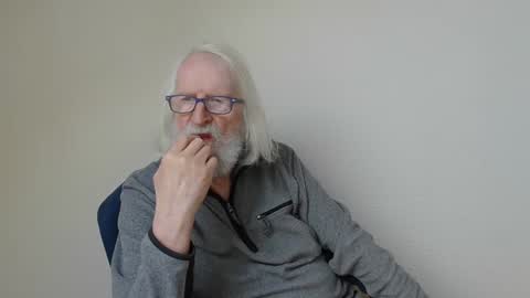 Snapshot of onanister chatting on January 3, 8:21 am Somewhere over the rainbow online show from January 3, 8:21 am