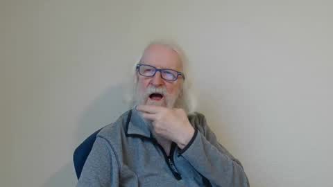 Snapshot of onanister chatting on December 12, 8:57 am Somewhere over the rainbow online show from December 12, 8:57 am