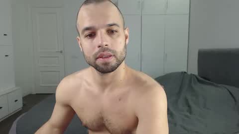 onebestlover online show from February 18, 7:54 am