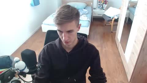 OverkneeBabe online show from October 18, 11:26 am