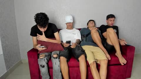 Snapshot of pelusos_mens chatting on December 14, 9:02 pm CAIN-19  ALLEN-18 RONALD-18 AUSTIN-18 MOD DANTE online show from December 14, 9:02 pm