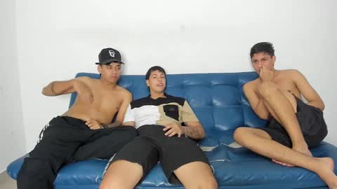 Snapshot of pelusos_mens chatting on December 5, 6:54 am CAIN-19  ALLEN-18 RONALD-18 AUSTIN-18 MOD DANTE online show from December 5, 6:54 am