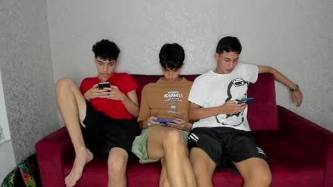 Snapshot of pelusos_mens chatting on December 27, 8:50 pm CAIN-19  ALLEN-18 RONALD-18 AUSTIN-18 MOD DANTE online show from December 27, 8:50 pm