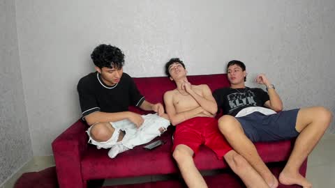 Snapshot of pelusos_mens chatting on January 8, 8:50 pm CAIN-19  ALLEN-18 RONALD-18 AUSTIN-18 MOD DANTE online show from January 8, 8:50 pm