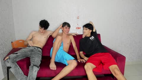 Snapshot of pelusos_mens chatting on January 3, 9:05 pm CAIN-19  ALLEN-18 RONALD-18 AUSTIN-18 MOD DANTE online show from January 3, 9:05 pm