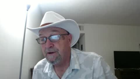 Snapshot of pipewizard chatting on January 11, 11:35 pm pipewizard online show from January 11, 11:35 pm