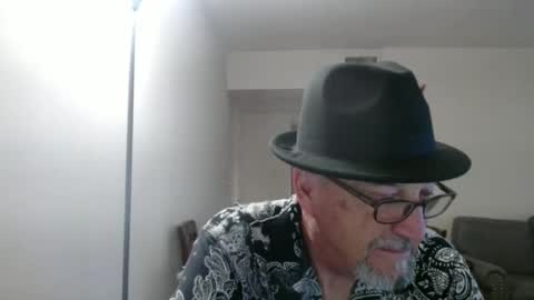 Snapshot of pipewizard chatting on September 18, 11:18 pm pipewizard online show from September 18, 11:18 pm