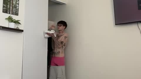 pretty boy online show from February 8, 5:57 am