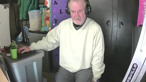 Snapshot of pussy_licker0127 chatting on December 13, 7:10 pm Mark online show from December 13, 7:10 pm