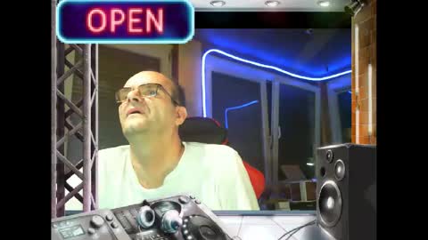 Snapshot of r_2d2_ chatting on January 23, 10:22 pm dj mike online show from January 23, 10:22 pm