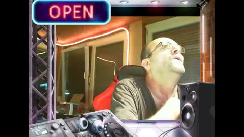 Snapshot of r_2d2_ chatting on January 19, 11:10 pm dj mike online show from January 19, 11:10 pm