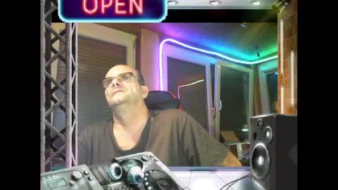 Snapshot of r_2d2_ chatting on January 4, 11:38 pm dj mike online show from January 4, 11:38 pm