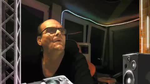 Snapshot of r_2d2_ chatting on October 13, 7:31 pm dj mike online show from October 13, 7:31 pm