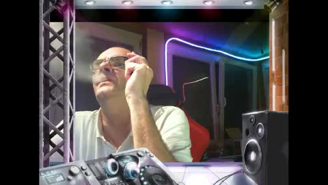 Snapshot of r_2d2_ chatting on February 22, 9:21 pm dj mike online show from February 22, 9:21 pm