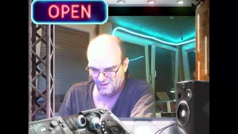 Snapshot of r_2d2_ chatting on January 18, 10:28 pm dj mike online show from January 18, 10:28 pm
