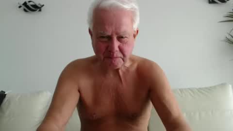 Snapshot of randythompson48 chatting on January 25, 10:40 am Silver Stallion TwitterRandyth53496071  and  ladyenglishxxx online show from January 25, 10:40 am