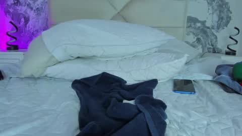 Raymond Stonee online show from December 13, 6:27 pm