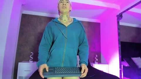 Raymond Stonee online show from December 3, 2:05 pm